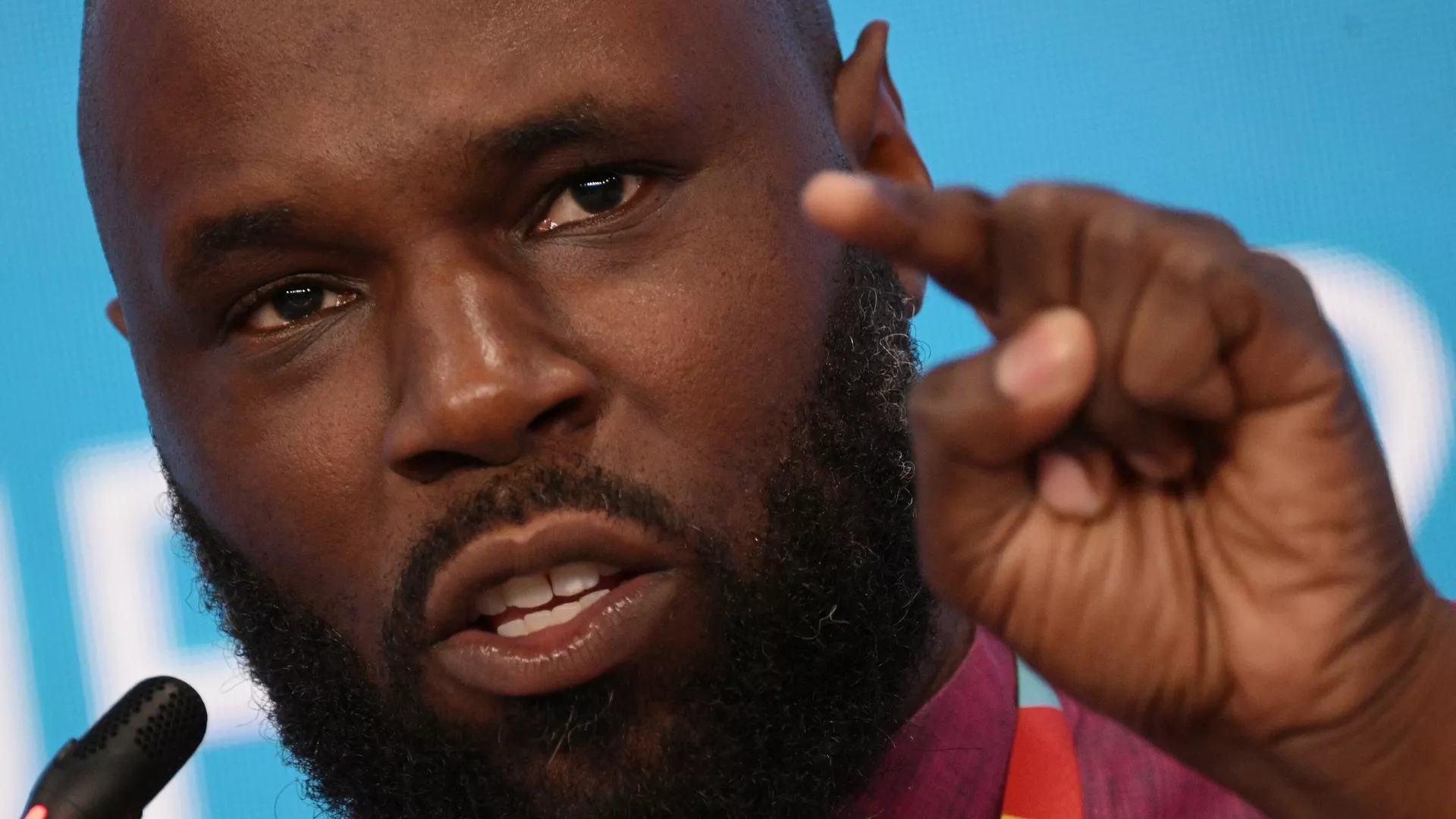 "Ceux qui veulent nous éteindre devront attendre", lance Kemi Seba après sa libération à Paris